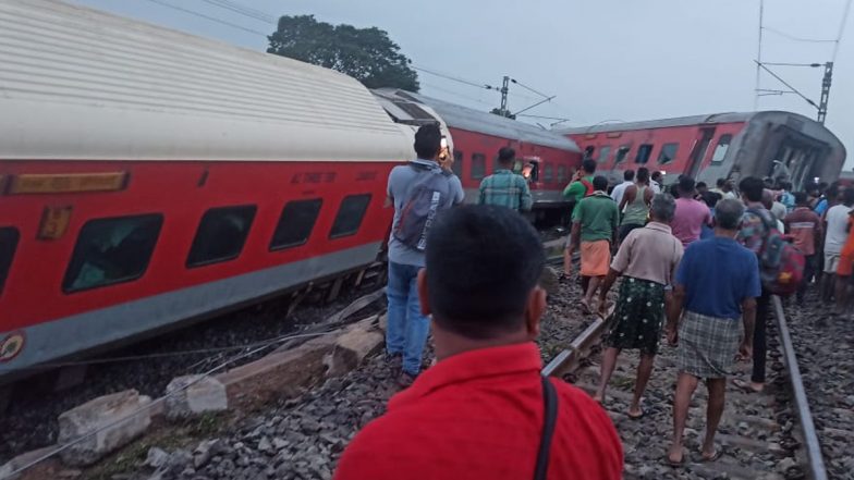 Jharkhand Train Derailment: 6 Injured After Howrah-CSMT Express Train Derails Near Chakradharpur Between Rajkharswan West Outer and Barabamboo (See Pics and Video)