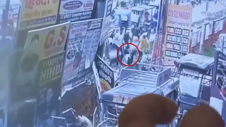 Kanpur Shocker: Youth Assaulted on Train, Later Abducted and Brutally Thrashed; Rescued by Cops After Video Goes Viral