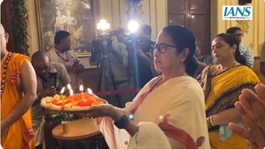 Kolkata Rath Yatra 2024: West Bengal CM Mamata Banerjee Pulls Ropes of Chariot at ISKCON Rath Yatra, Pays Obeisance to Lord Jagannath (Watch Video)