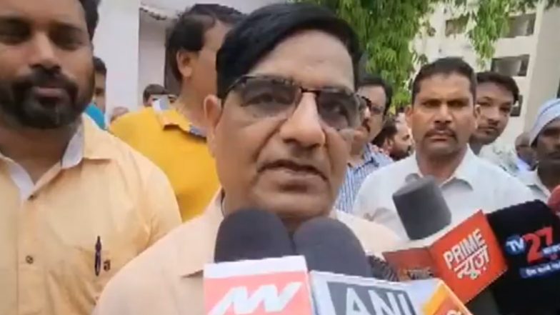 Hathras Stampede: 27 People Die After Stampede at Satsang, Says Etah CMO Umesh Kumar Tripathi (Watch Video)