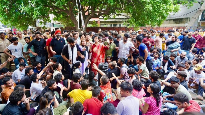 Delhi IAS Aspirants Death: Atishi Asks Protesting Students Names of 10 Representatives for Panel on Coaching Regulation (See Pics and Video)