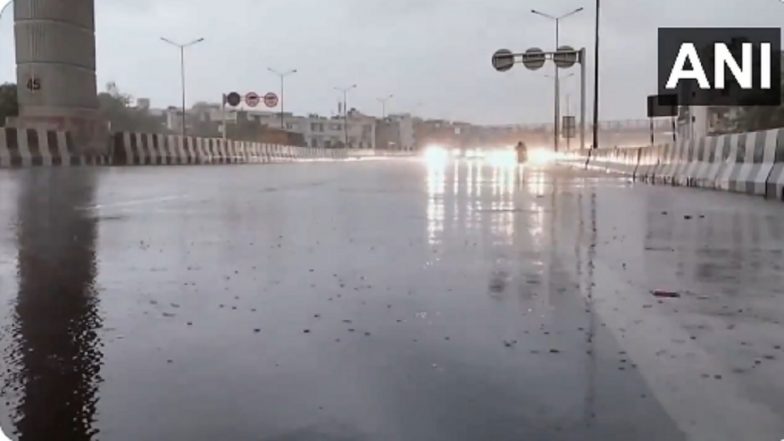 Delhi Rains: Parts of National Capital Experience Light Showers (Watch Videos)