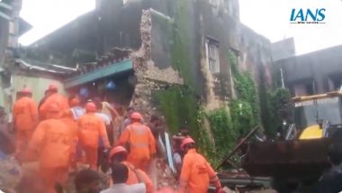 Gujarat House Collapse: House Collapses in Dwarka Following Heavy Rainfall, Several Feared Trapped (Watch Videos)