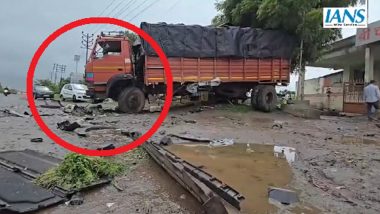 Road Accident on Mumbai-Agra Highway: Four Killed, Two Injured After Truck Collides With Car Due to Tyre Burst on Highway in Maharashtra's Nashik (Watch Video)