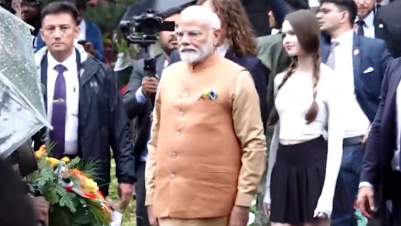 PM Modi Poland Visit: Prime Minister Narendra Modi Lays Wreath at Jam Saheb Memorial in Warsaw (Watch Video)