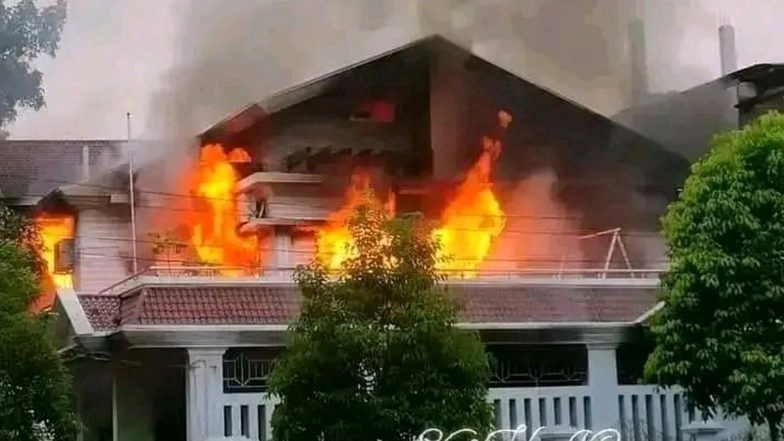 Bangladesh Unrest: Mob Sets Former Bangladesh Skipper Mashrafe Mortaza&rsquo;s House on Fire in Narail (See Pics)