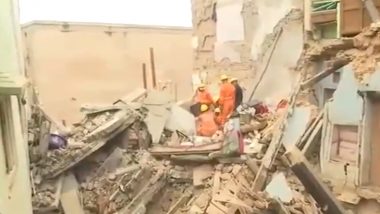 Houses Collapse in Varanasi: 5 Rescued After 2 Old Houses Collapse Near Kashi Vishwanath Temple in Uttar Pradesh, 3 Feared Trapped Under Debris (Watch Videos)