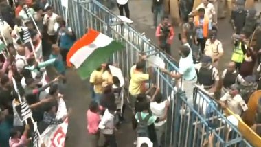 Nabanna Abhijan March: Police Lathi-Charge, Use Tear Gas, Water Cannons As Protesters Try To Breakthrough Barricades at Howrah Bridge (Watch Videos)