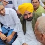 Vinesh Phogat Disqualified From Paris Olympics 2024: Punjab CM Bhagwant Mann Meets Indian Wrestler’s Uncle Mahavir Phogat, Questions Coaches and Physiotherapists (Watch Video)