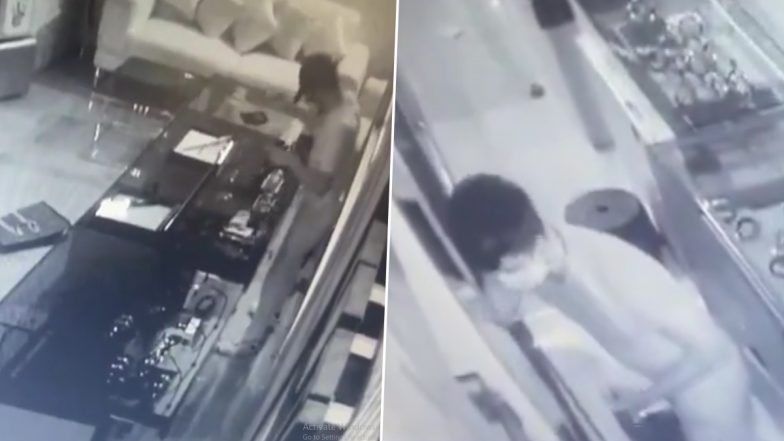 Robbery Caught on Camera in Ghaziabad: Thieves Break Into Showroom and Make Off With Watches Worth Over INR 3 Crore in Indirapuram, CCTV Footage Surfaces