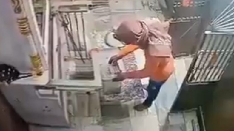 Robbery Caught on Camera In Ghaziabad: Thief Disguised as 'Kanwariya' Steals Money from Temple Donation Box; Video Goes Viral