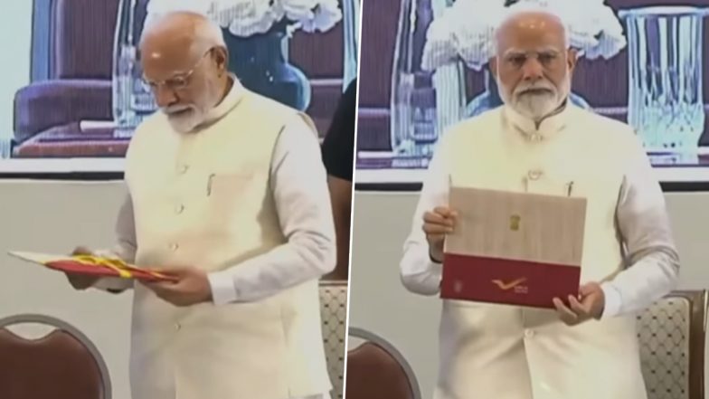 PM Narendra Modi Removes Ribbon From Book, Puts It In His Pocket; Video of PM Modi’s Thoughtful Gesture Goes Viral