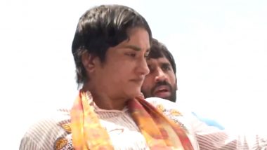 Indian Wrestler Vinesh Phogat In Tears As She Returns to Grand Welcome After Paris Olympics 2024 Heartbreak (Watch Video)