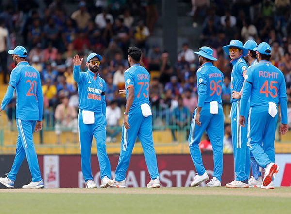Sports News | Indian Players Wear Black Armbands Against Sri Lanka in Former India Cricketer Aunshuman Gaekwad's Memory