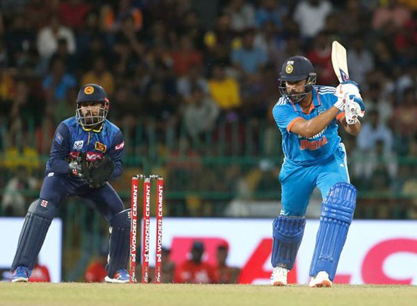 Sports News | Rohit Sharma Continues Powerplay Dominance Against Sri Lanka, Misses out by a Run to Overtake Dravid