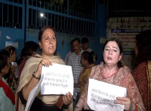 India News | Delhi Mahila Congress Workers Demand Delhi Minister Atishi's Resignation over Deaths at Asha Kiran Shelter Home