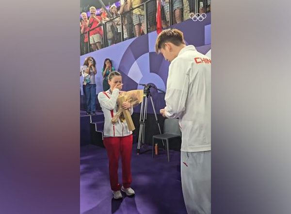 Sports News | Paris Olympics: China's Liu Yu Proposes to Huang Following Her Gold Medal Triumph in Mixed Doubles Event