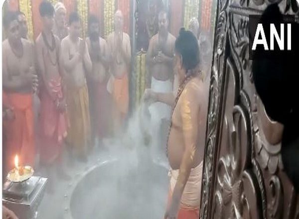 India News | Devotees Offer Prayers at Ujjain's Mahakaleshwar Temple on Third Monday of 'Sawan'