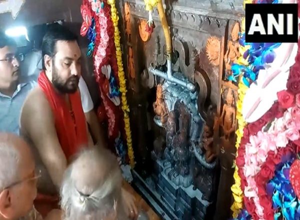 Nag Panchami 2024 Celebrations in Ujjain: Devotees Offer Prayers at Famous Nagchandreshwar Temple in Madhya Pradesh on Nagula Panchami (Watch Videos)