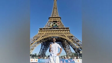 Sports News | Stalwart Goalkeeper PR Sreejesh Poses with Olympic Bronze Medal in Front of Eiffel Tower