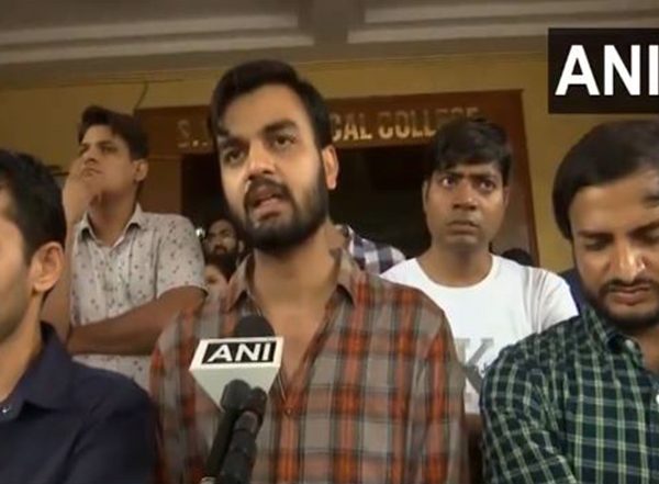 India News | Rajasthan: Doctors of Sawai Man Singh Medical College Hold Protest Against Sexual Assault and Murder of Woman Trainee Doctor