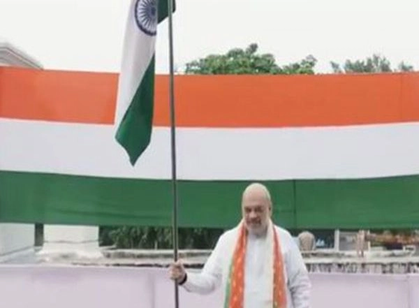 India News | Union Home Minister Amit Shah Hoists Tricolour at His Residence as Part of 'Har Ghar Tiranga' Campaign