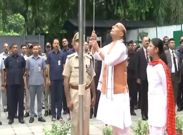 India News | Rajnath Singh Hoists National Flag; Amit Shah, Rahul Gandhi Arrive at Red Fort Ahead of PM's Address