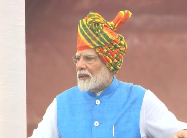 Independence Day 2024: PM Narendra Modi Greets Spectators at Red Fort, Shakes Hand With Children After His Speech, Video Surfaces