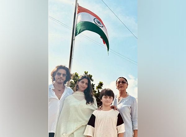 Entertainment News | Independence Day: Shah Rukh Greets Fans Outside Mannat, Shares Picture of His Family with Indian Flag