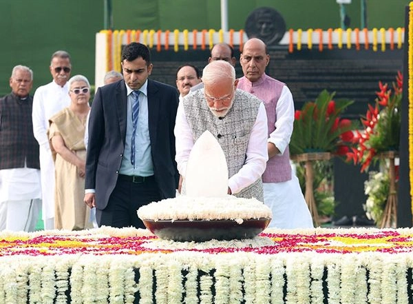 Atal Bihari Vajpayee Death Anniversary: PM Narendra Modi Pays Tribute to Former Prime Minister, Says ‘He’s Remembered for His Unparalleled Contribution to Nation-Building’ (See Pics)