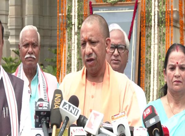 Atal Bihari Vajpayee Punyatithi 2024: Uttar Pradesh CM Yogi Adityanath Pays Floral Tribute to Atal Bihari Vajpayee on His Death Anniversary