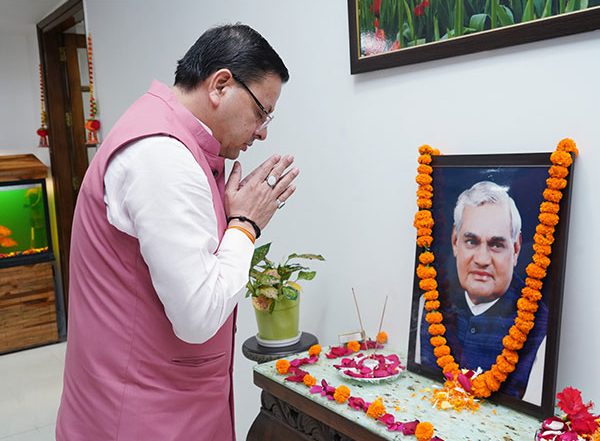 Atal Bihari Vajpayee Death Anniversary 2024: Uttarakhand CM Pushkar Singh Dhami Pays Floral Tribute to Former Indian PM on Punyatithi