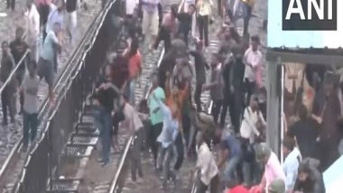 India News | Badlapur Sexual Assault Case: Protesters Pelt Stones After Police Use Lathi-charge to Disperse Crowd at Badlapur Railway Station
