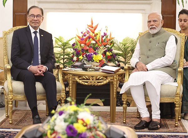 World News | PM Modi and His Malaysian Counterpart Anwar Ibrahim Elevate Bilateral Ties, Condemn Terrorism
