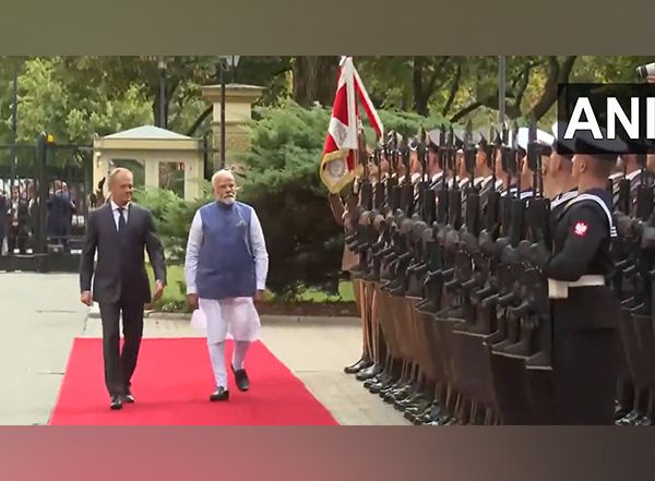 World News | Prime Minister Narendra Modi Receives Ceremonial Welcome at Chancellery in Warsaw