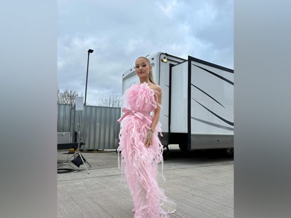 Entertainment News | Ariana Grande Recalls Paparazzi Using Hang-gliders to over Fly over ‘Wicked’ Film Set | LatestLY