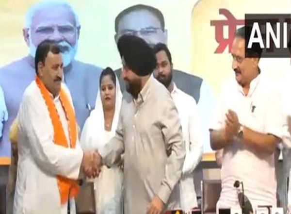 India News | Delhi: 5 Aam Aadmi Party Councillors Join BJP