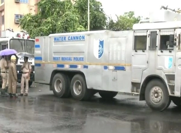 India News | Water Cannons, Barricades: Kolkata Police Puts in High-security Ring at Secretariat Ahead of Nabanna Abhijan Student Protest