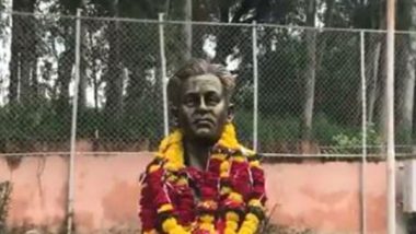 Sports News | Olympian Ashok Kumar Unveils Major Dyan Chand's Statue on National Sports Day