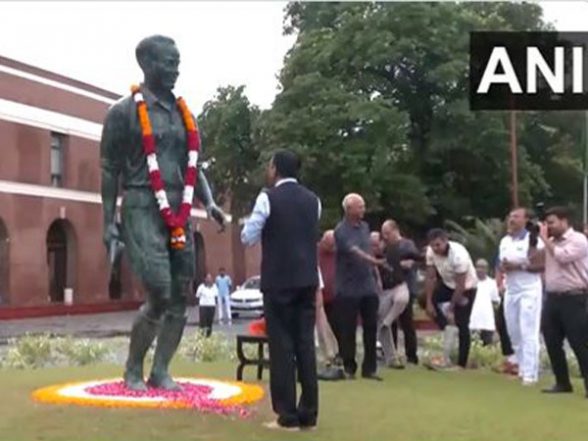 India News | National Sports Day: Mansukh Mandaviya pays tribute to hockey legend Major Dhyan Chand with flowers