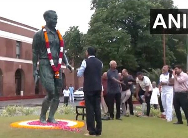India News | National Sports Day: Mansukh Mandaviya Pays Floral Tribute to Hockey Legend Major Dhyan Chand