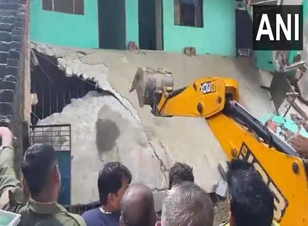 India News | Three of Family Die as House Roof Collapses Due to Heavy Rain in UP's Mainpuri