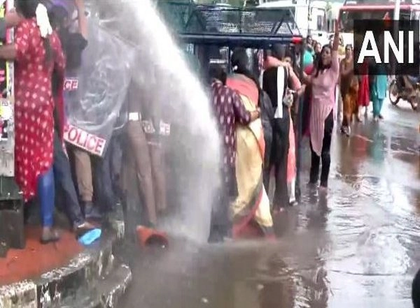 India News | Kerala: Mahila Congress Workers Hold Protest Demanding CPI(M) MLA Mukesh's Resignation