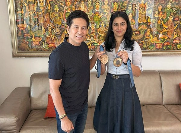 Sports News | Manu Bhaker Shares a Special Moment with Sachin Tendulkar, Credits Him for Inspiring Her Journey