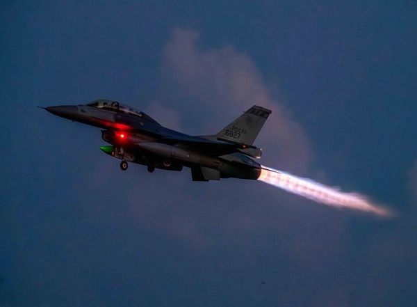 World News | 20 Chinese Aircraft Enter Taiwan's Airspace, 14 Cross Median Line