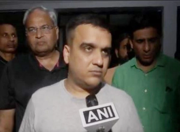 India News | Gujarat Home Minister Harsh Sanghavi Visits Flood-affected Parts of Vadodara