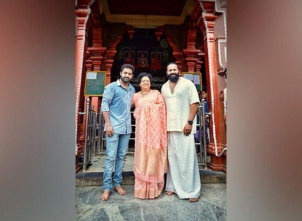 Entertainment News | NTR Jr Visits Udupi Temple with His Mother, Rishab Shetty