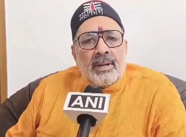 India News | Bihar: Man Tries to Attack Giriraj Singh During Begusarai Event, Arrested