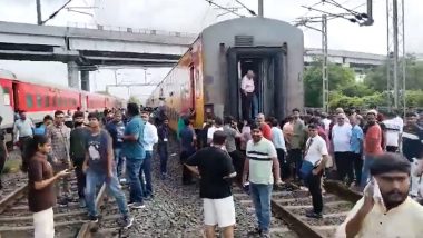 Vadodara Train Accident: Two Coaches of 12932 Ahmedabad-Mumbai Double Decker Express Train Detach Near Gothangam Yard in Gujarat (Watch Videos)