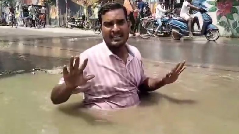 Varanasi: Samajwadi Party Leader Aman Yadav Gets Into Open Manhole on Road in Uttar Pradesh, Claims ‘Manhole’ Open Since Past 2 Months (Watch Video)